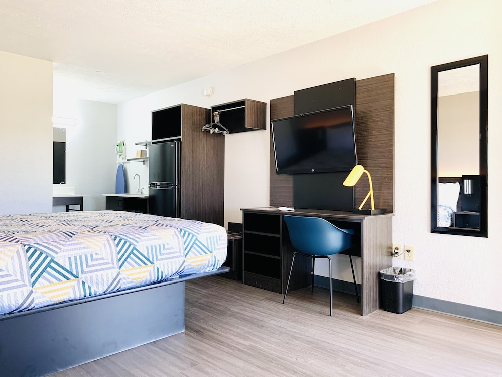 Standard Room, 1 King Bed, Non Smoking, Kitchenette - Photo 5