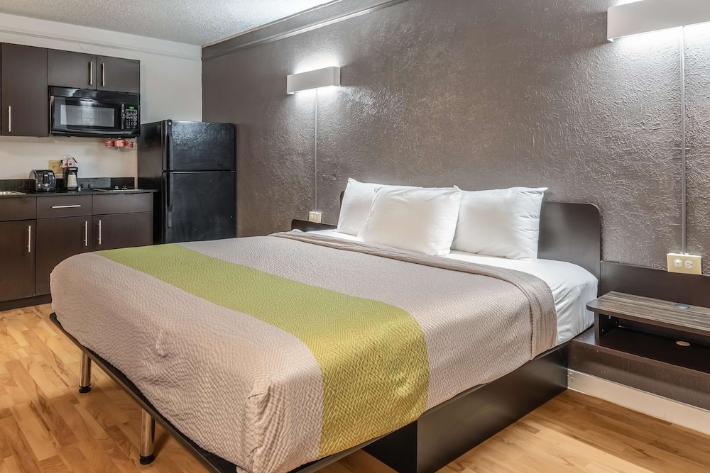 Deluxe Room, 1 King Bed, Smoking, Kitchenette - Photo 1