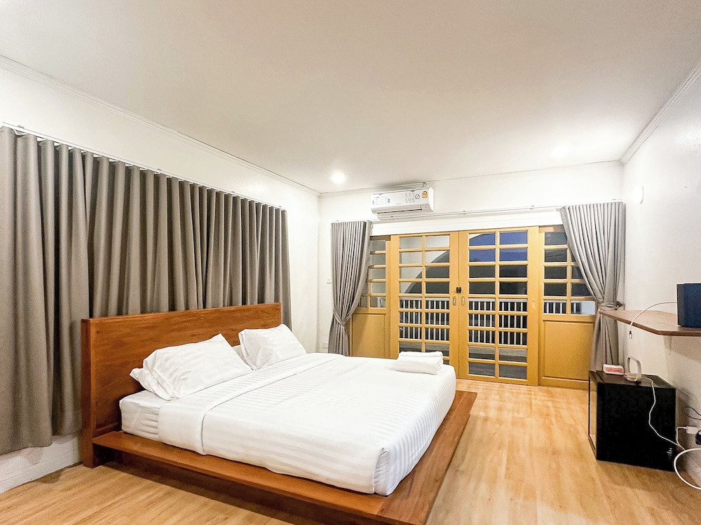 Deluxe Room with Bathtub and Terrace - Photo 12