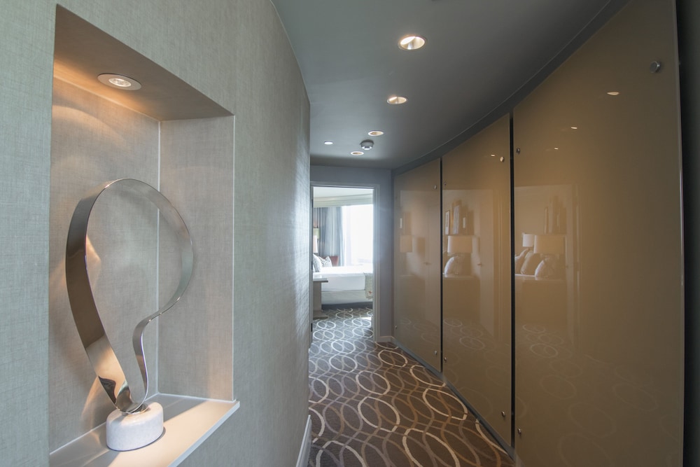 Luxury Suite, 1 King Bed, Corner - Photo 2