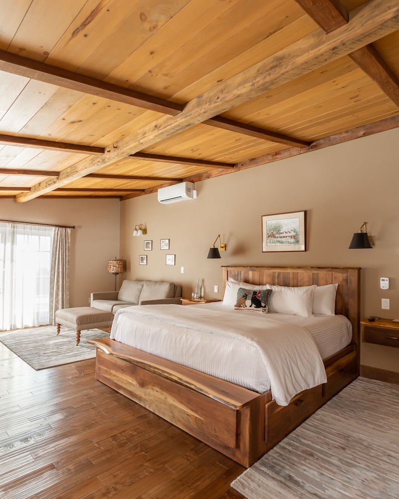 Superior Suite, 1 King Bed - Photo 3