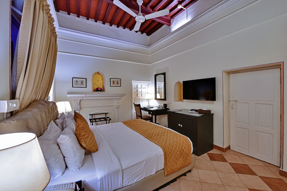 Traditional Room, 1 King Bed, Non Smoking photo 3