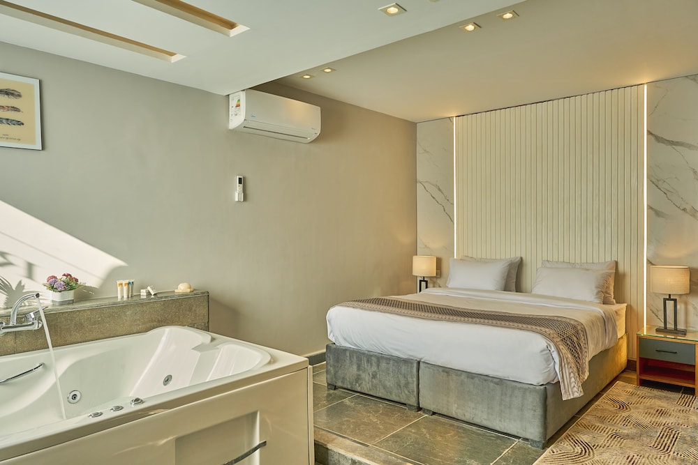 King Suite Jacuzzi Pyramids View Balcony - Photo 24