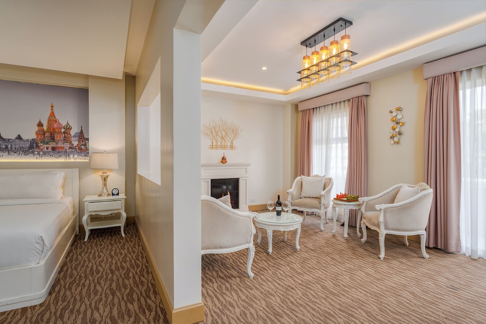 Royal Suite, 1 King Bed, Lake View