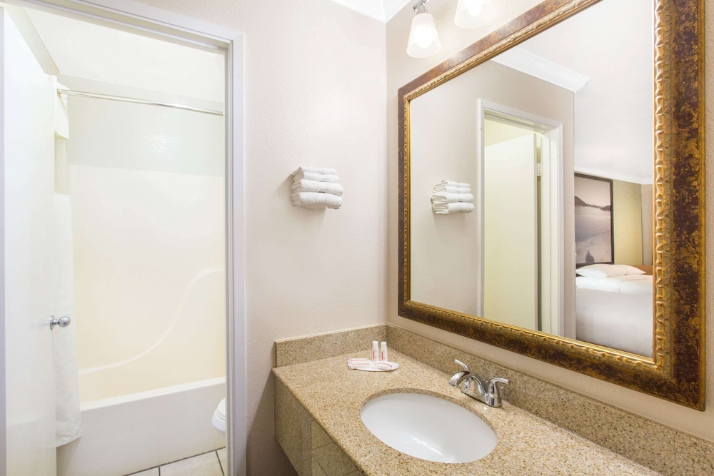 Standard Double Room, 2 Double Beds - Photo 3