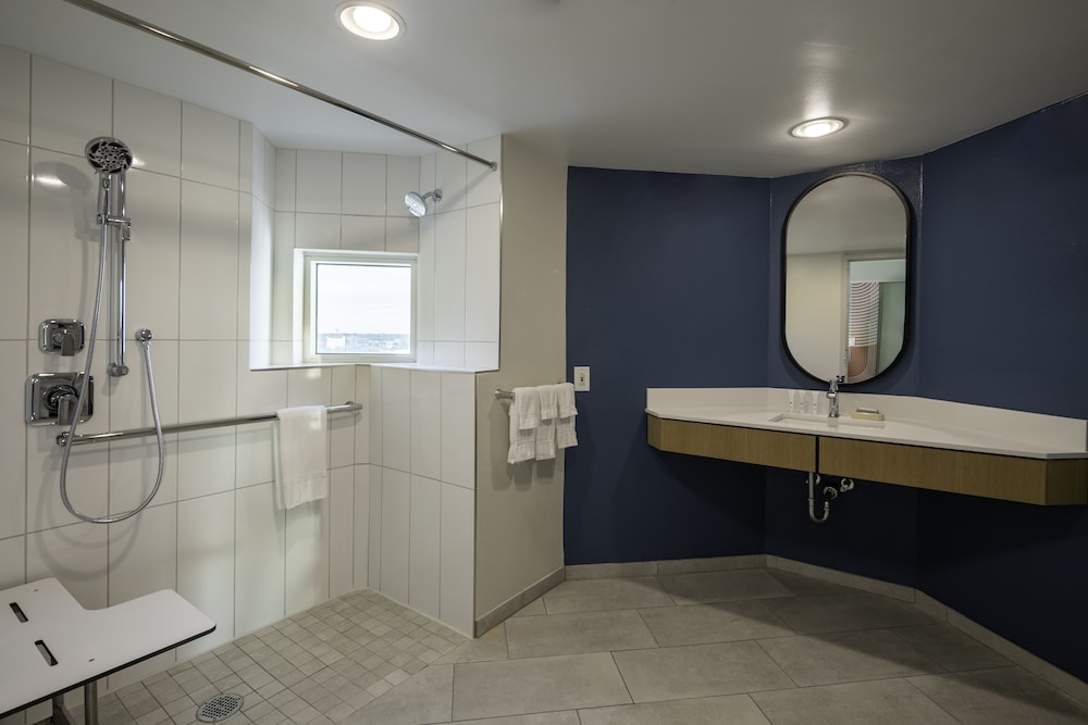 Queen Room with Two Queen Beds and Roll-in Shower - Mobility Accessible thumbnail 6