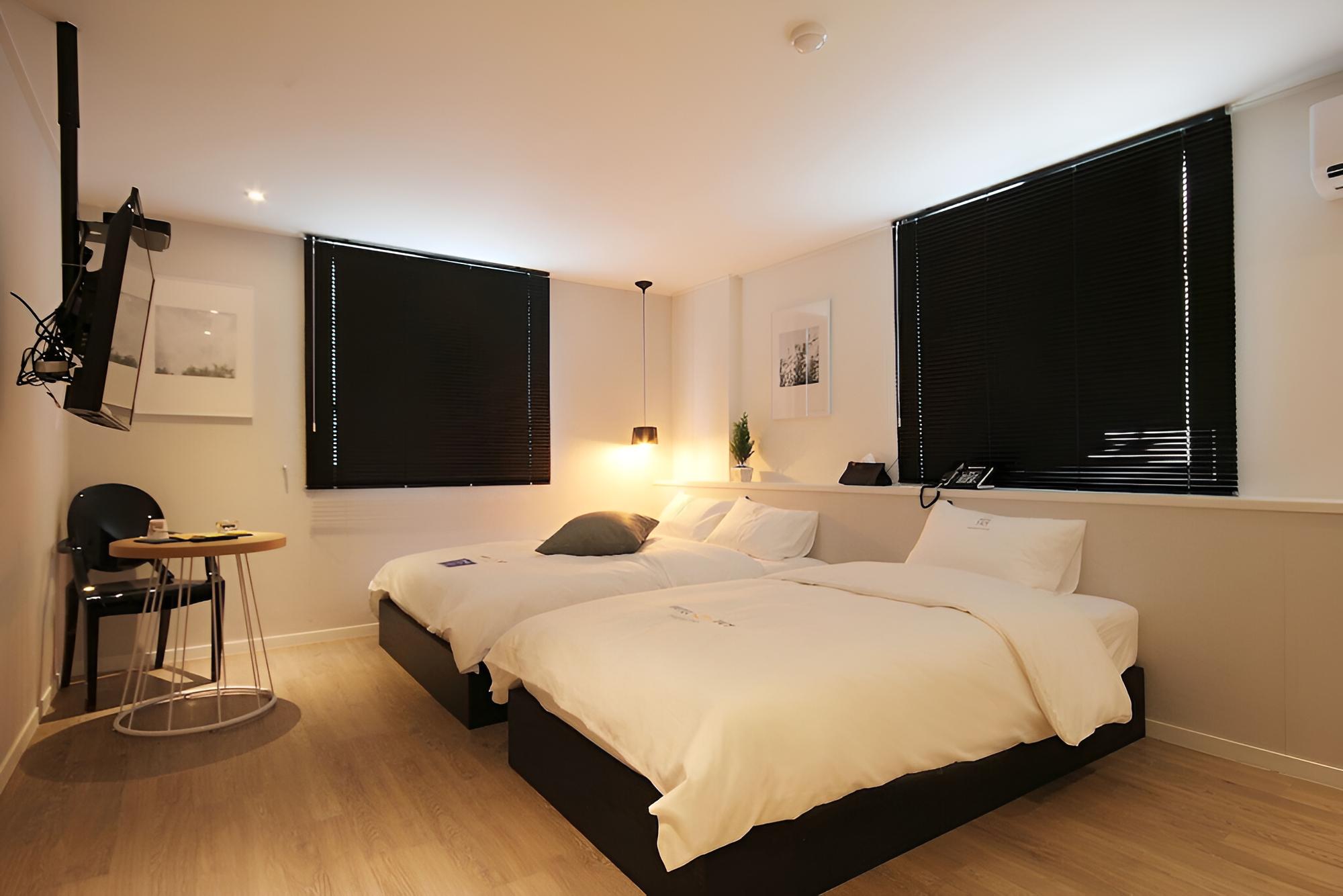 Room (Twin Room (Netflix Available Latex Ma) - Photo 2