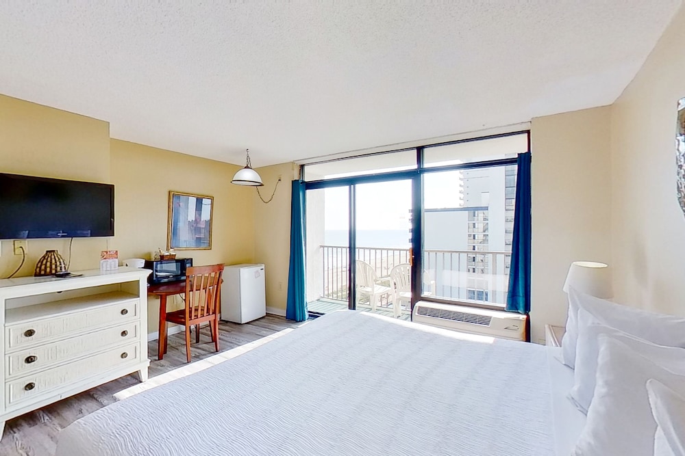 Room (Studio, King Bed, Partial Ocean View) photo 3