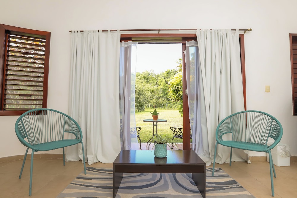 Standard Room, 1 King Bed, Pool View photo 2