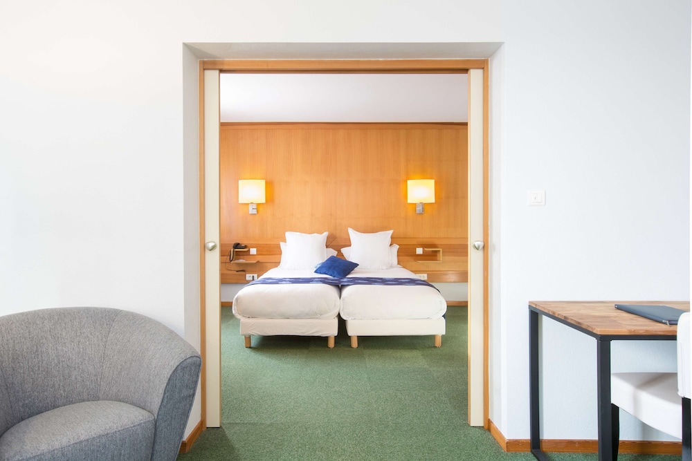 Suite, 1 Queen Bed (Separate Lounge)