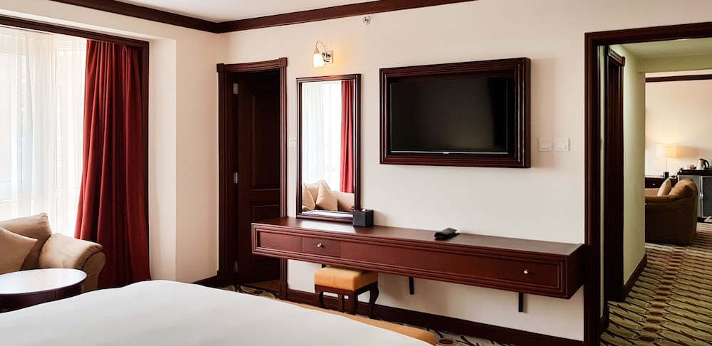 Room, 1 King Bed, Bathtub, Pool View photo 2