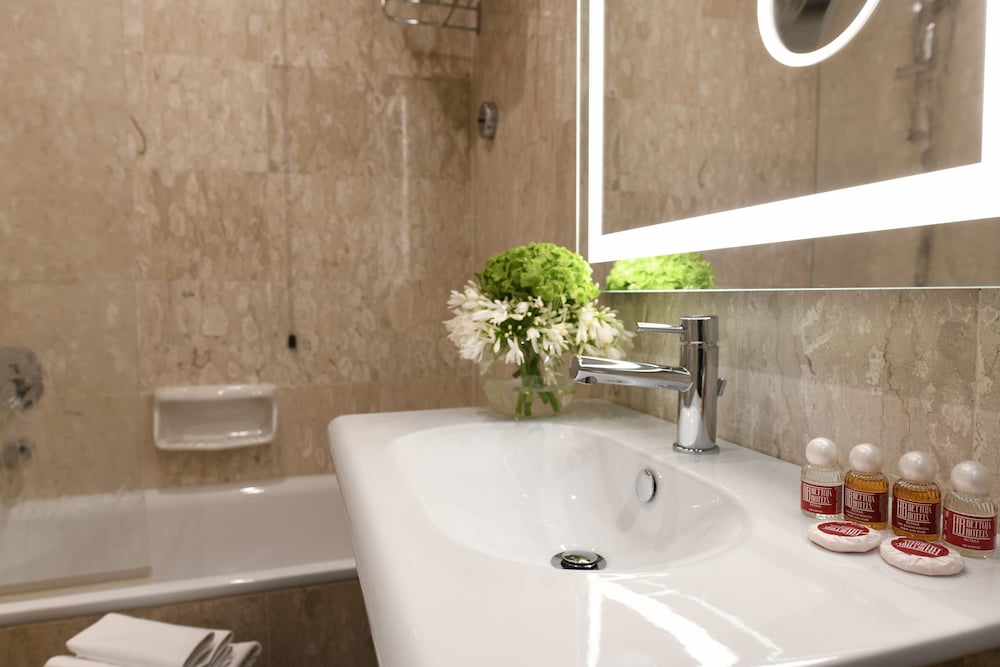 Premium Double or Twin Room - Photo 2