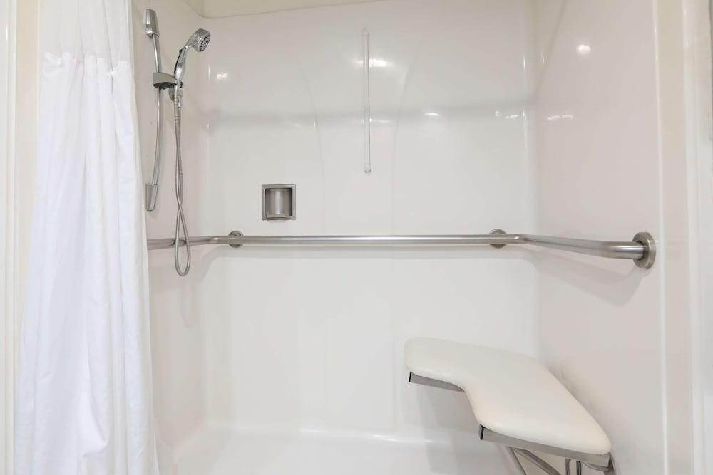 Standard Room, 2 Queen Beds, Accessible, Non Smoking - Photo 4