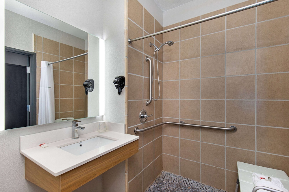 Standard Room, 1 Queen Bed, Accessible - Photo 5