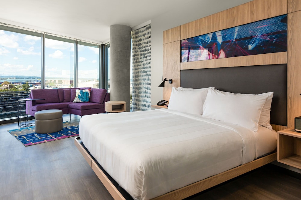 Room, 1 King Bed, City View (Corner) - Photo 3