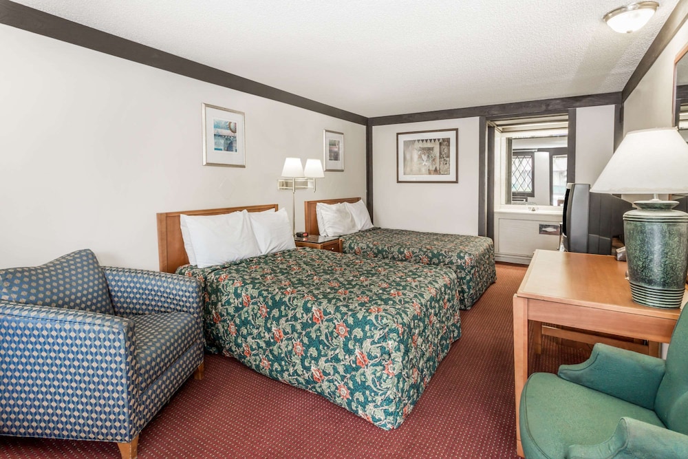 Standard Room, 2 Queen Beds - Photo 3
