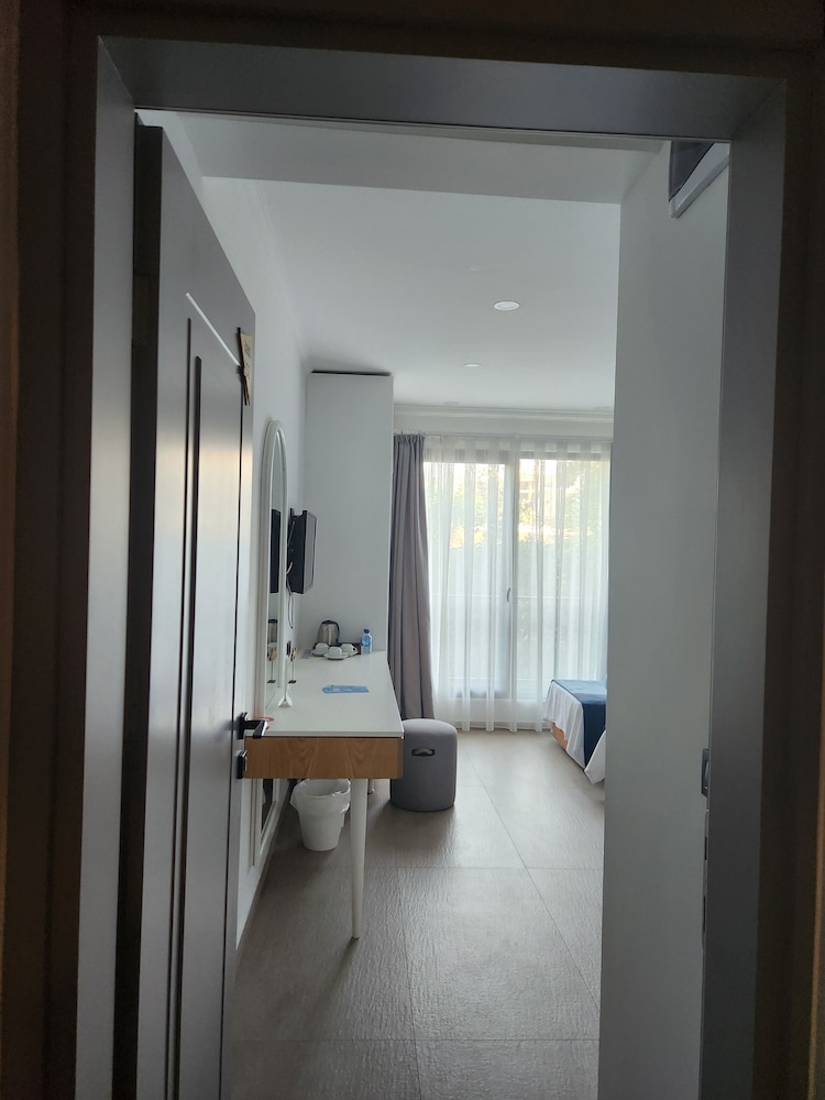 Standard Triple Room, Garden View thumbnail 5