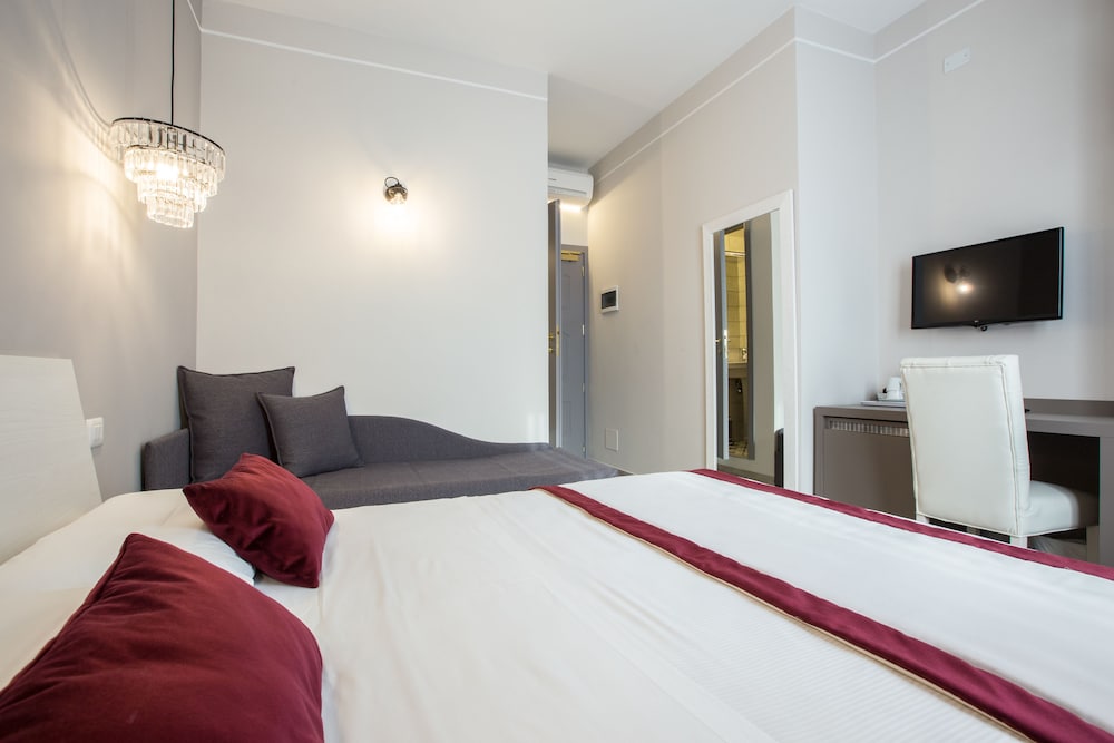 Superior Triple Room, 1 Queen Bed with Sofa bed - Photo 1