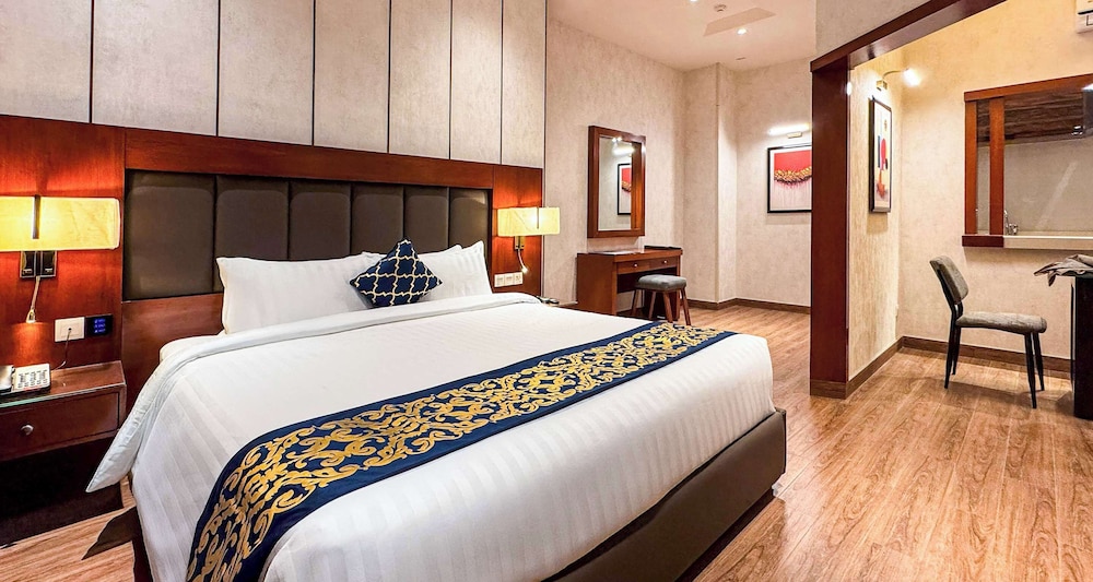Executive Suite, 1 King Bed, Smoking, Kitchenette (Shower Only)