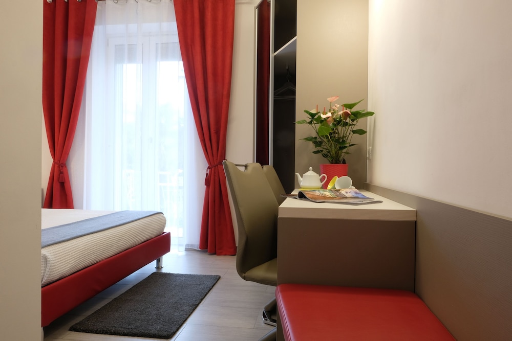 Standard Room, Ensuite photo 3