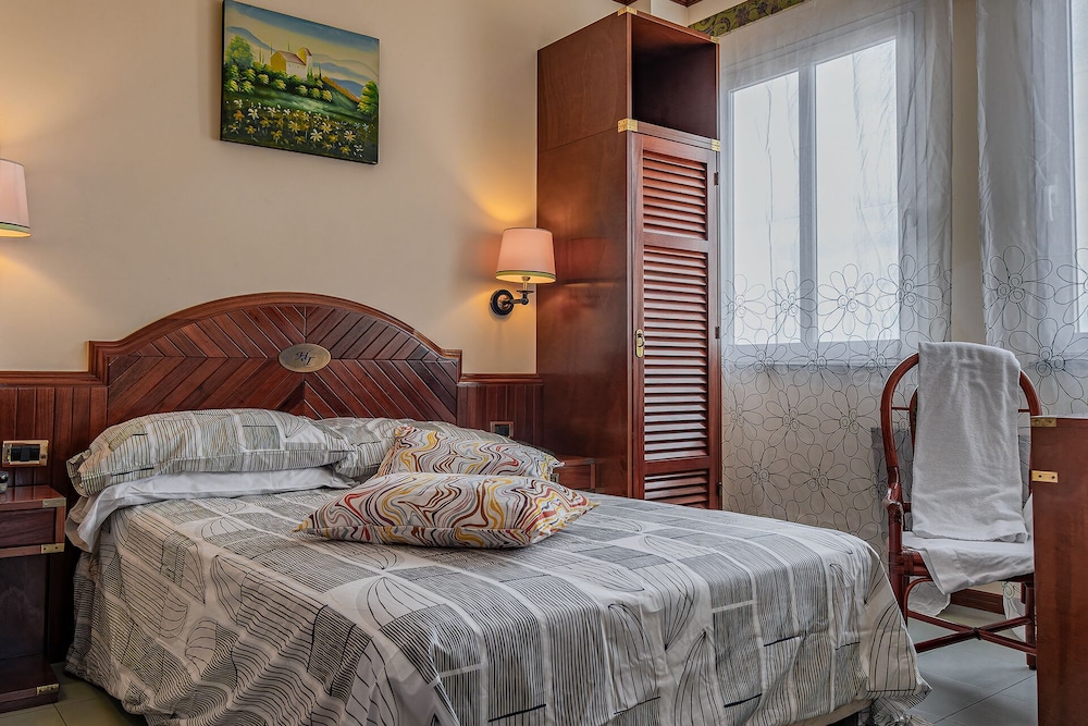 Classic Room, 1 Bedroom, Partial Sea View photo 2