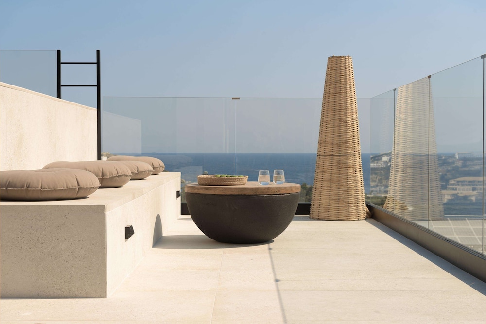 Hilltop Executive Suite with Jacuzzi and Private Pool, Panoramic Sea View - Adults Only - Photo 5