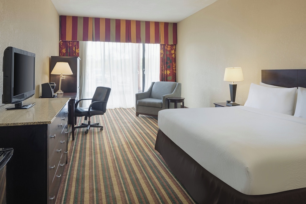 Standard Room, 1 King Bed, Roll-in Shower (Communications Accessible)