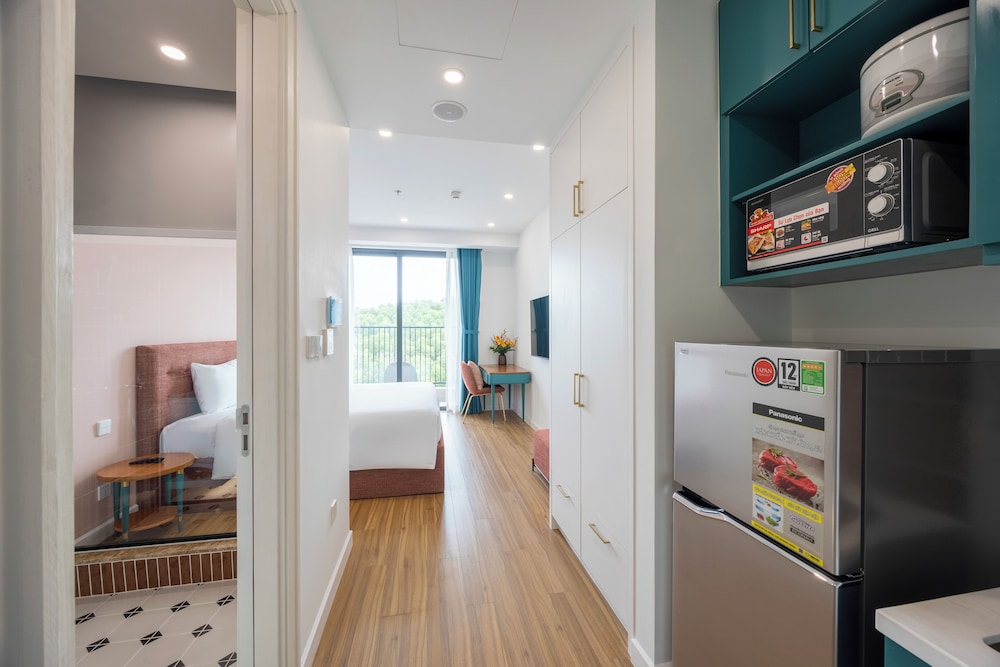 Studio, 1 King Bed, Balcony, Mountain View