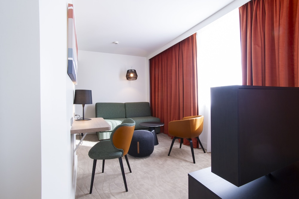 Suite, 1 Queen Bed (1 Double bed & 1 Double sofa)