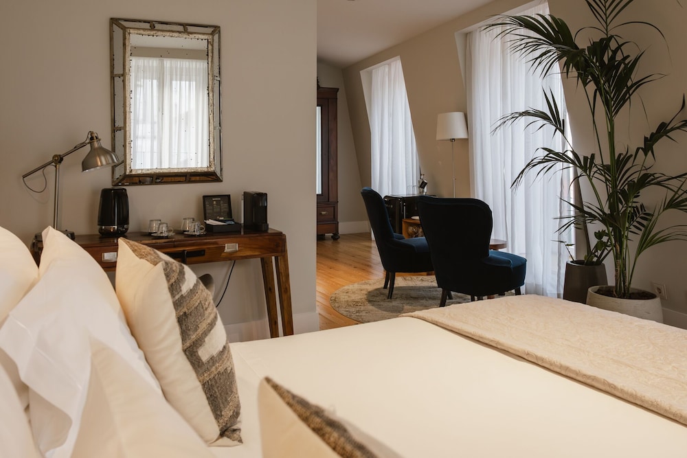 Signature Suite - Photo 3