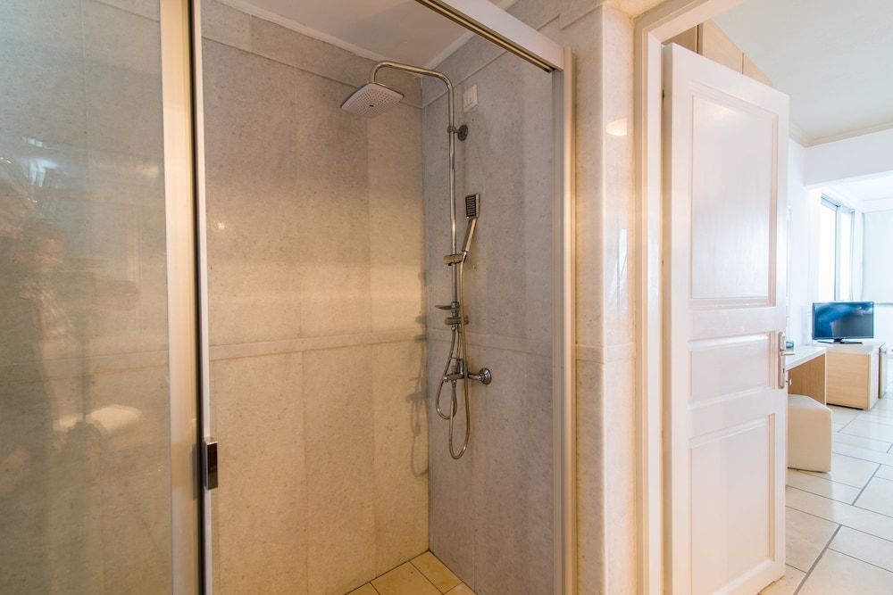 Royal Suite, Jetted Tub - Photo 11