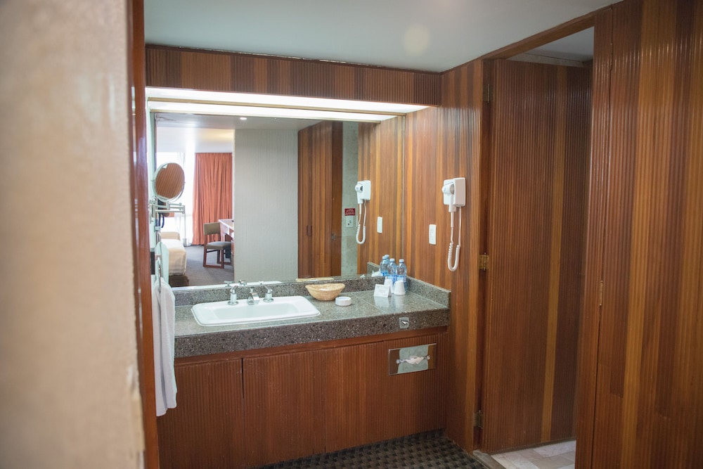 Superior Suite, 2 Queen Beds, City View, Tower - Photo 2