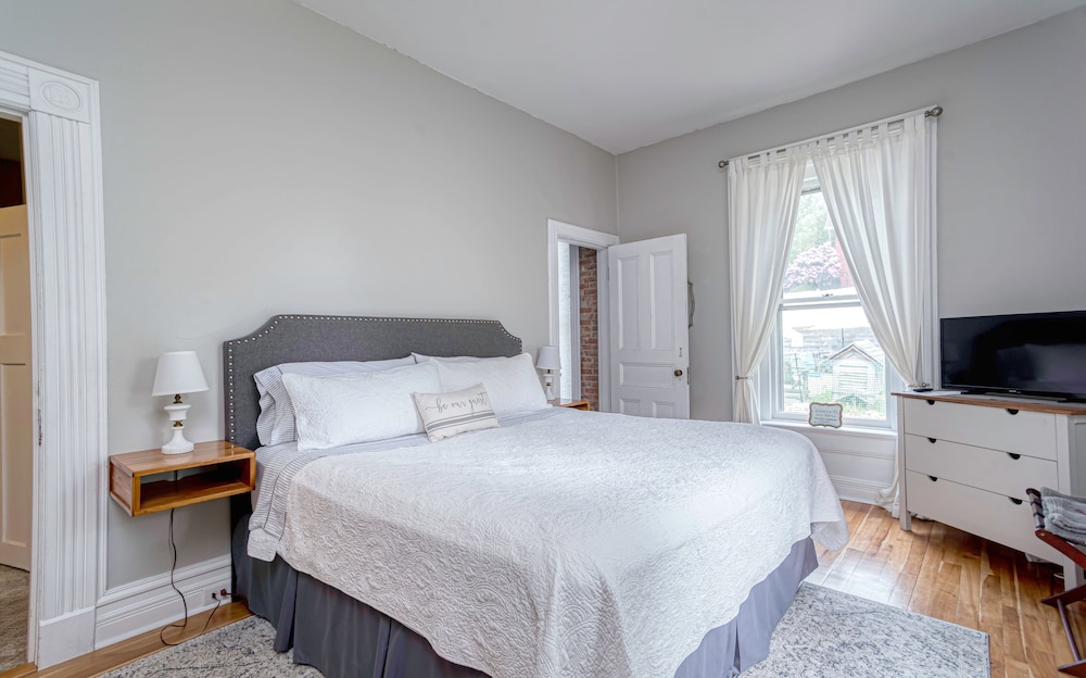 Standard Room, 1 King Bed, Non Smoking, Ensuite