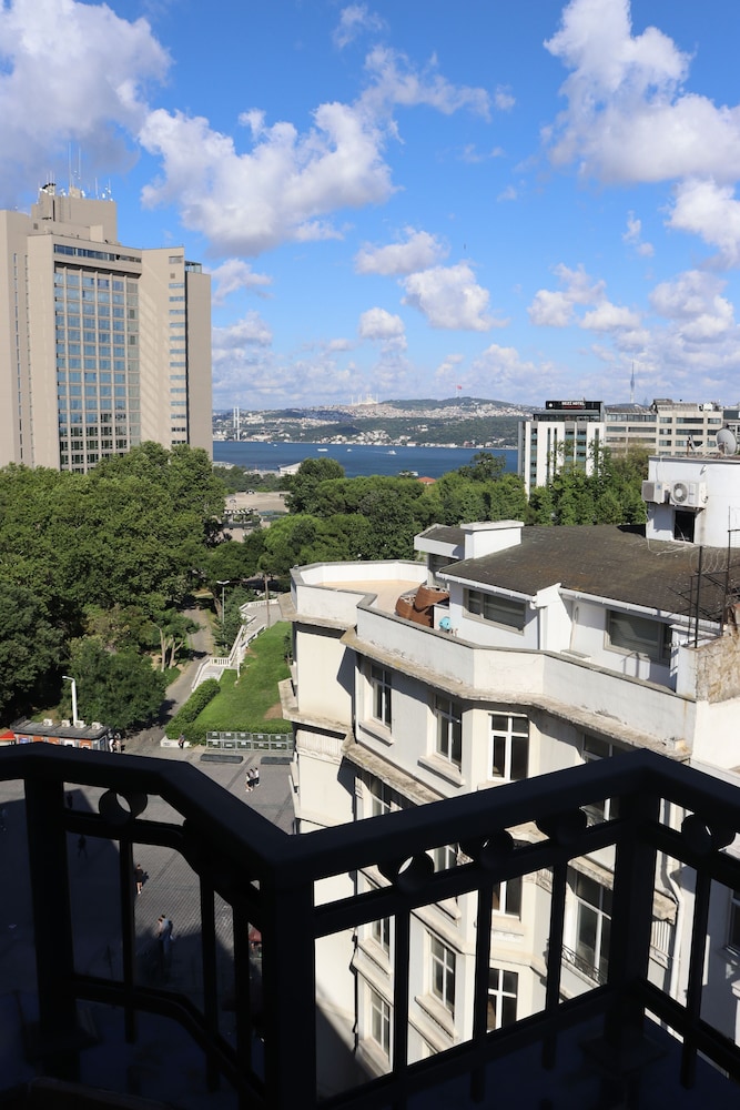 Superior Room, 1 Double Bed, Partial Sea View photo 3