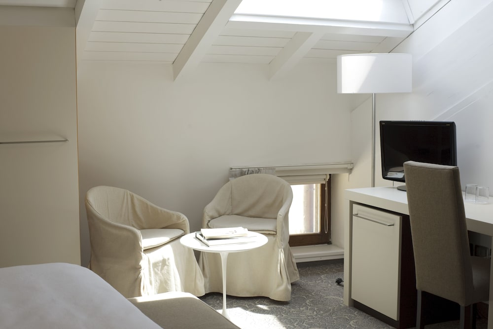 Superior Double or Twin Room - Photo 1