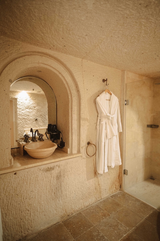 Queen Cave Suite with Stone Bathtub - Photo 10