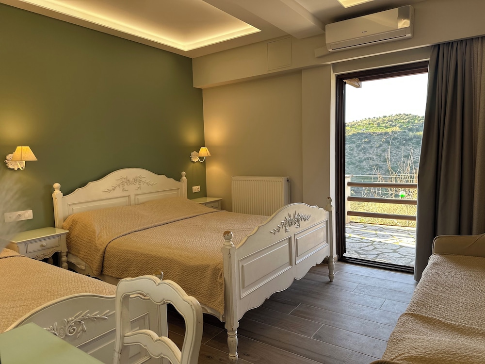 Quadruple Room, Valley View photo 3