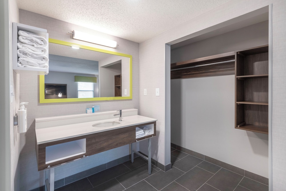 Suite, 1 King Bed, Accessible, Non Smoking - Photo 5