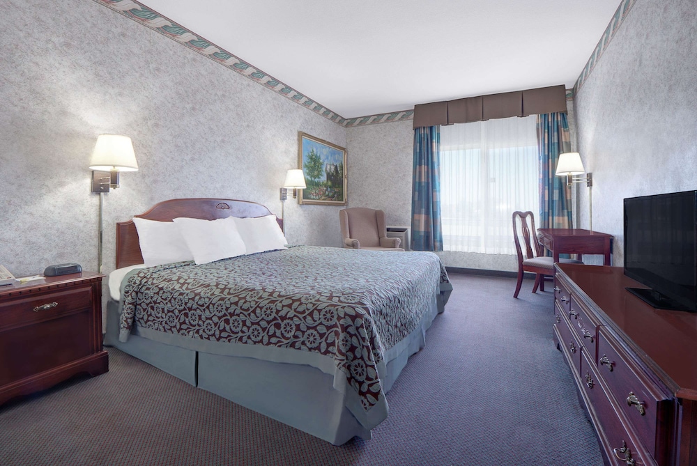 Standard Room, 1 King Bed - Photo 2