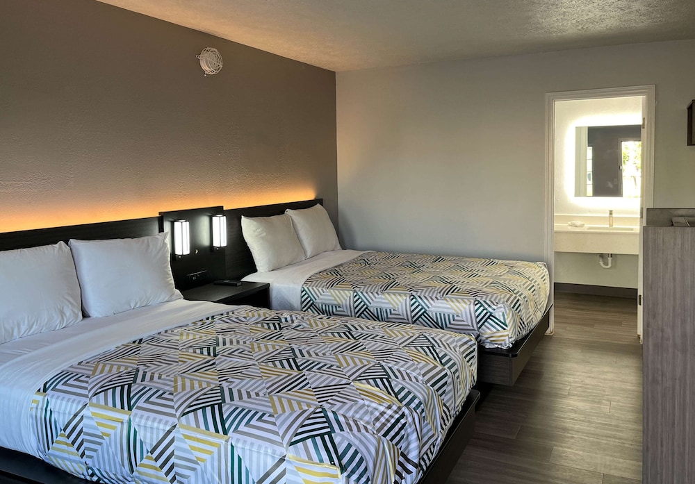 Deluxe Room, 2 Double Beds, Non Smoking, Refrigerator & Microwave - Photo 5