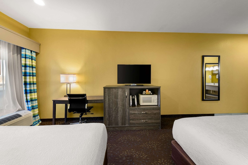 Standard Room, 2 Queen Beds, Non Smoking - Photo 4