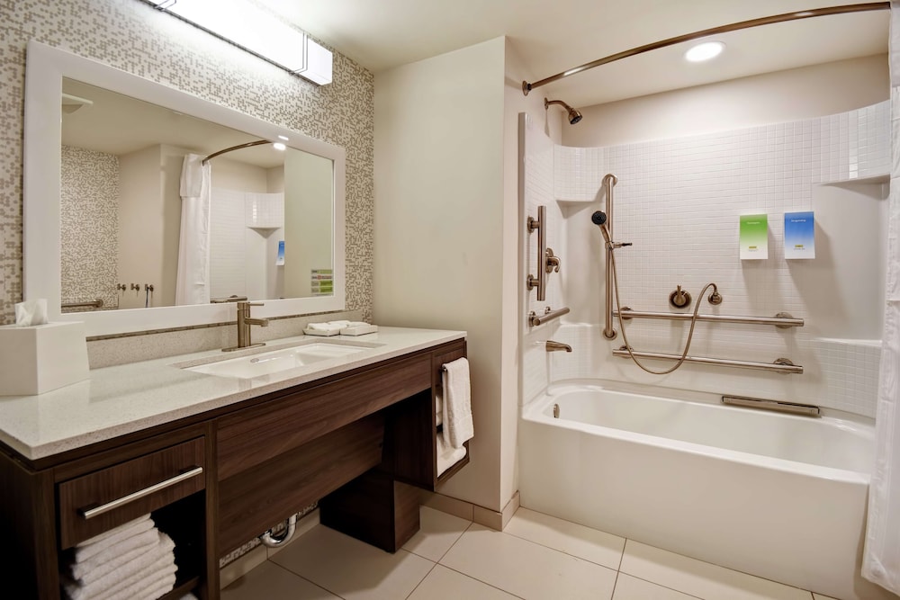 Studio, 2 Queen Beds, Accessible, Bathtub photo 3