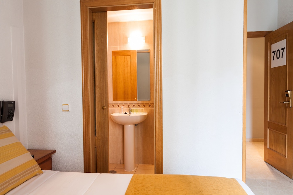 Basic Double Room, Private Bathroom (dbm) - Photo 4