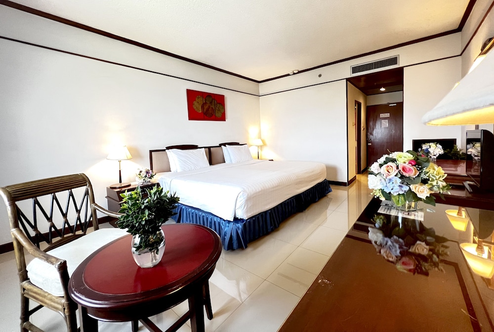 Standard Room, 1 King Bed - Photo 2