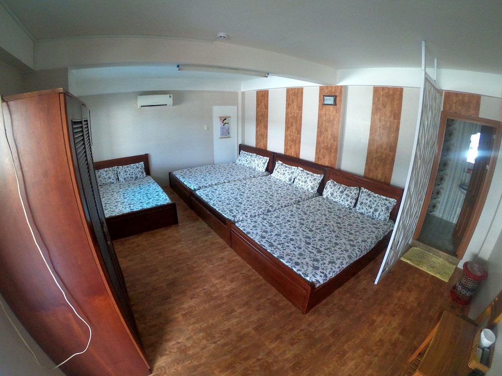 Large Family Room photo 2
