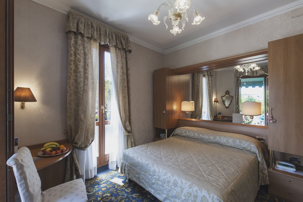 Classic Double Room, Lagoon View - Photo 2