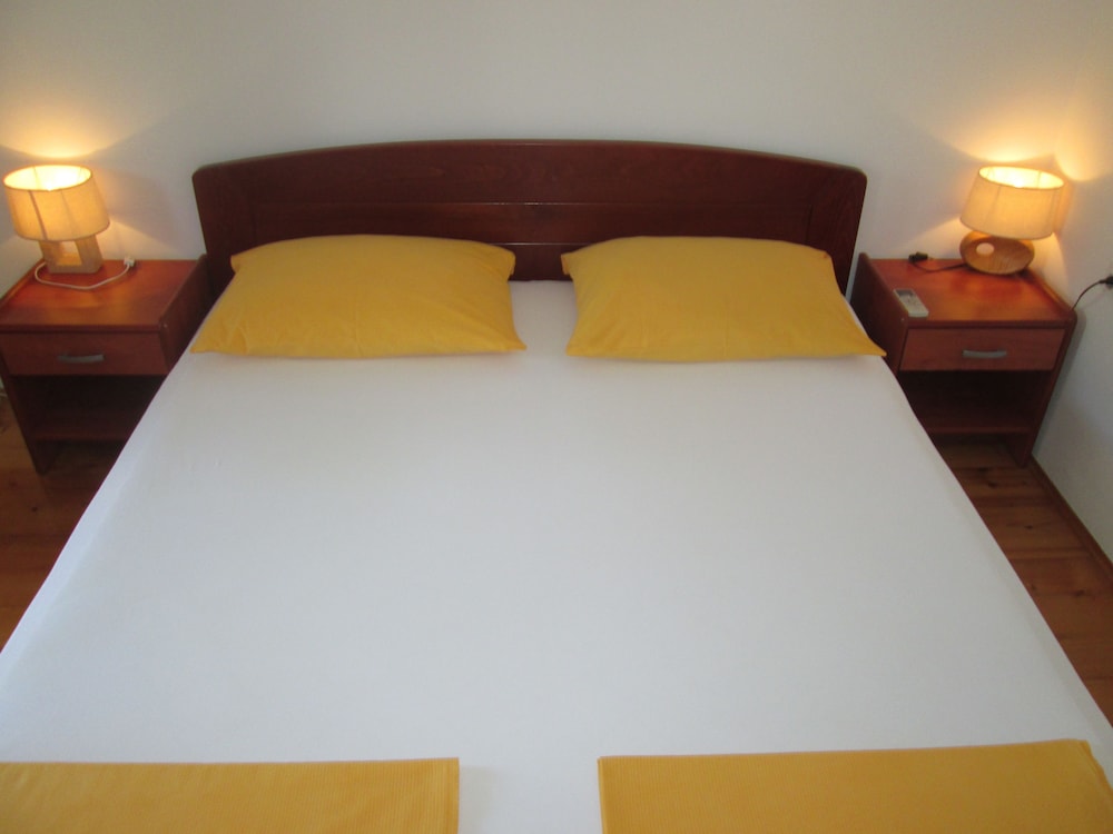 Camera con letto matrimoniale o 2 letti singoli, balcone, vista mare parziale