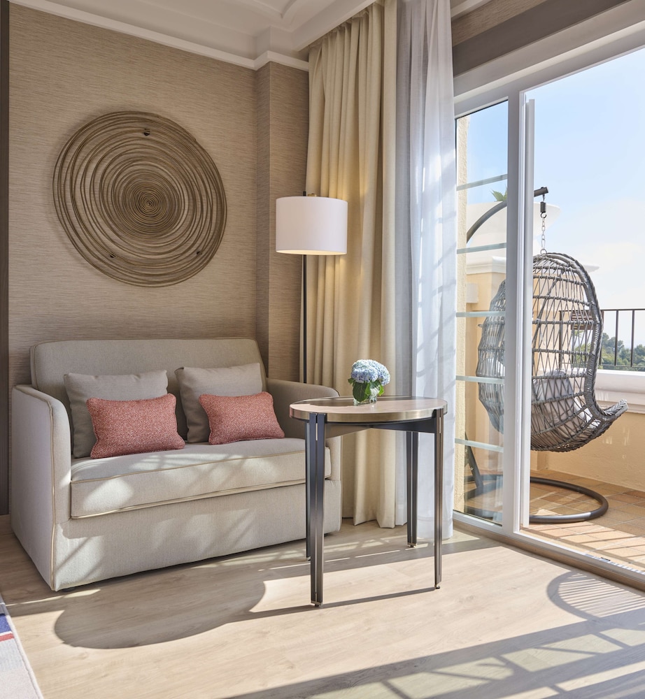 Room, Balcony, Golf View (2 Twin Beds) thumbnail 6
