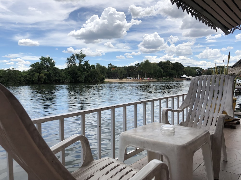 Deluxe River View Raft photo 3