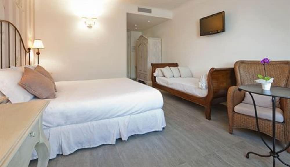 Deluxe Double Room, Private Pati on the Lake in Villa, No Lift photo 3